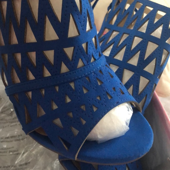 Blue Shoe Dazzle Wrap Up Heel ❤️❤️ - Picture 4 of 5